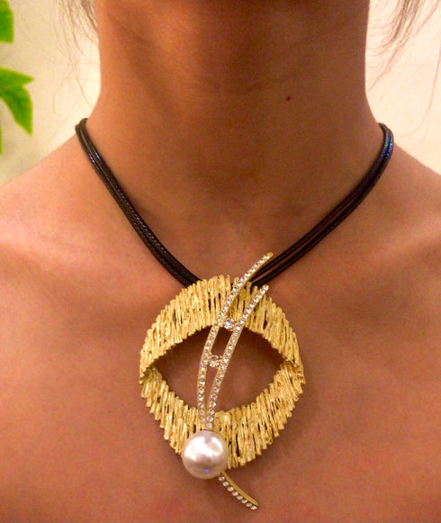 Gold-toned circular pendant-Necklace